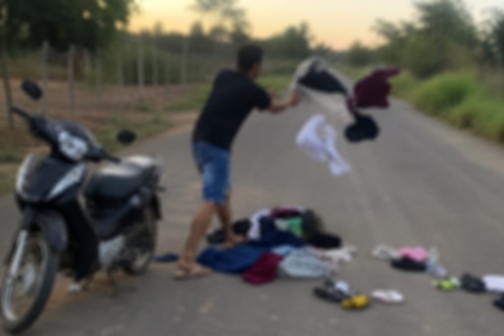 Primeiro dia sob o mesmo teto termina com roupas e moto da companheira jogadas na estrada em Lamarão
