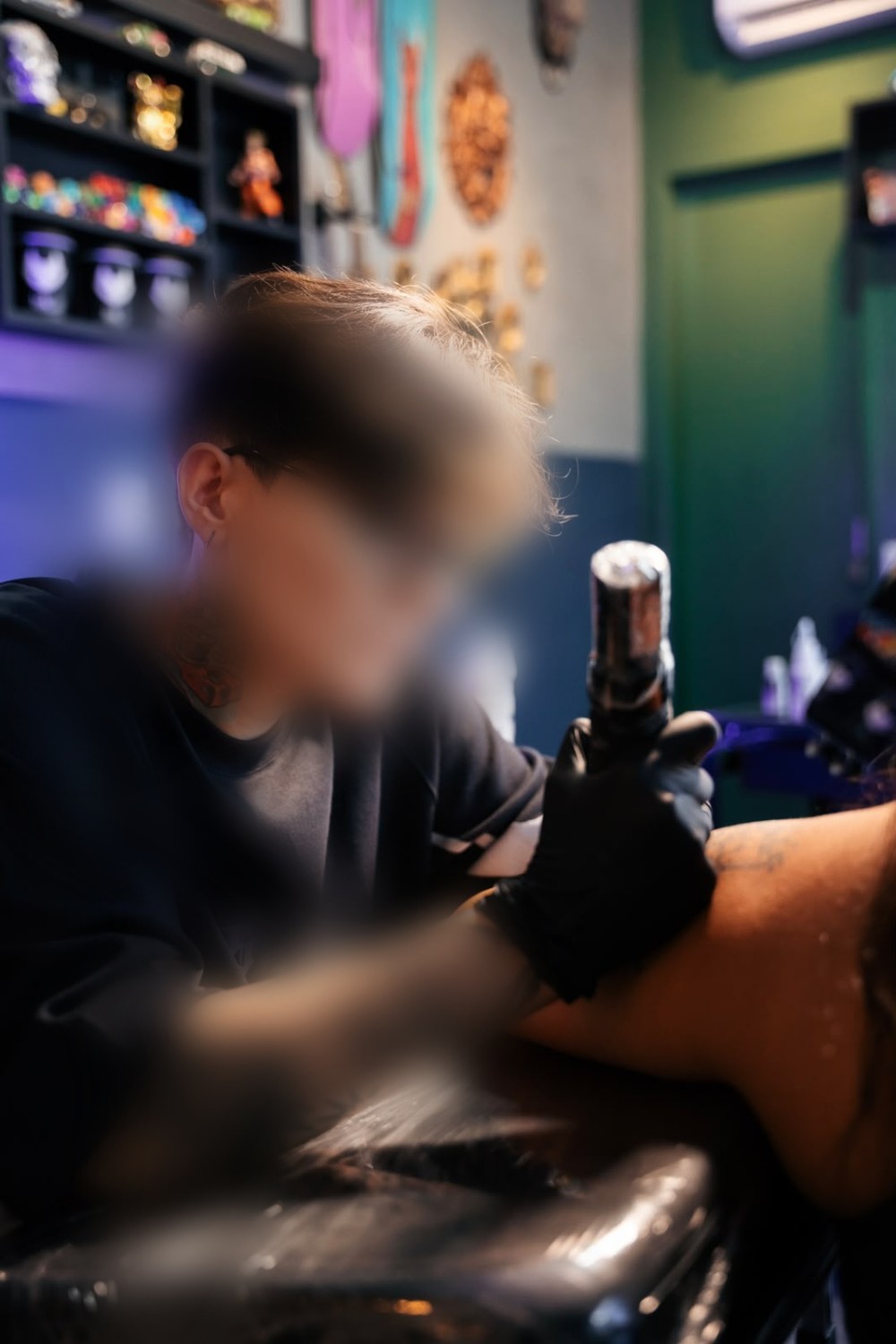 Após ganhar prêmio em evento, tatuadora sofre tentativa de assalto ao retornar para casa em Conceição do Coité; criminoso tentou interceptá-la três vezes