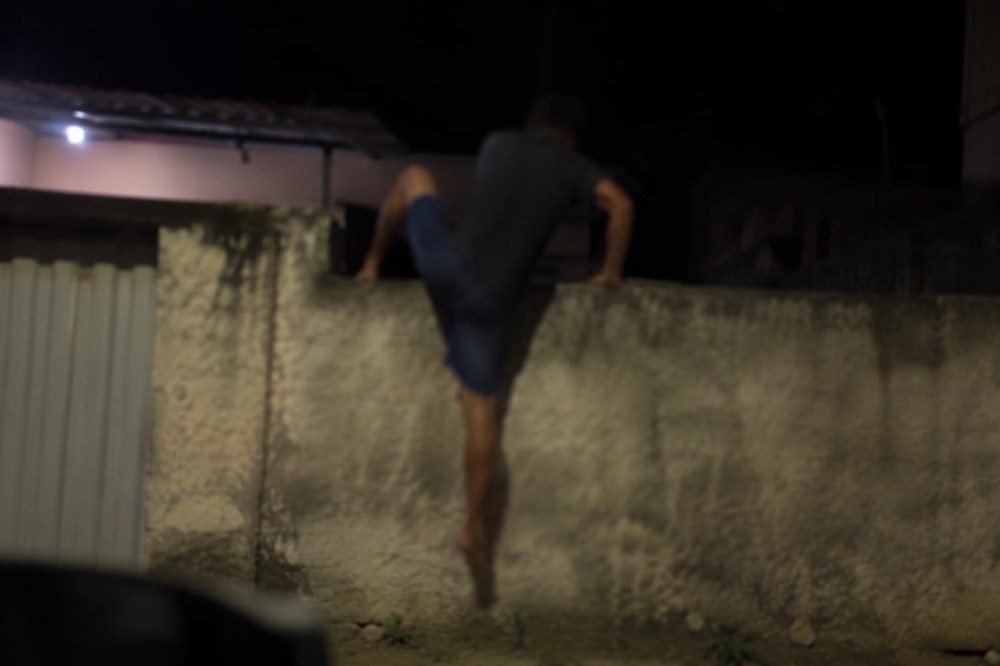 Homem com sinais de embriaguez pula muro e causa temor dentro de residência em Coité