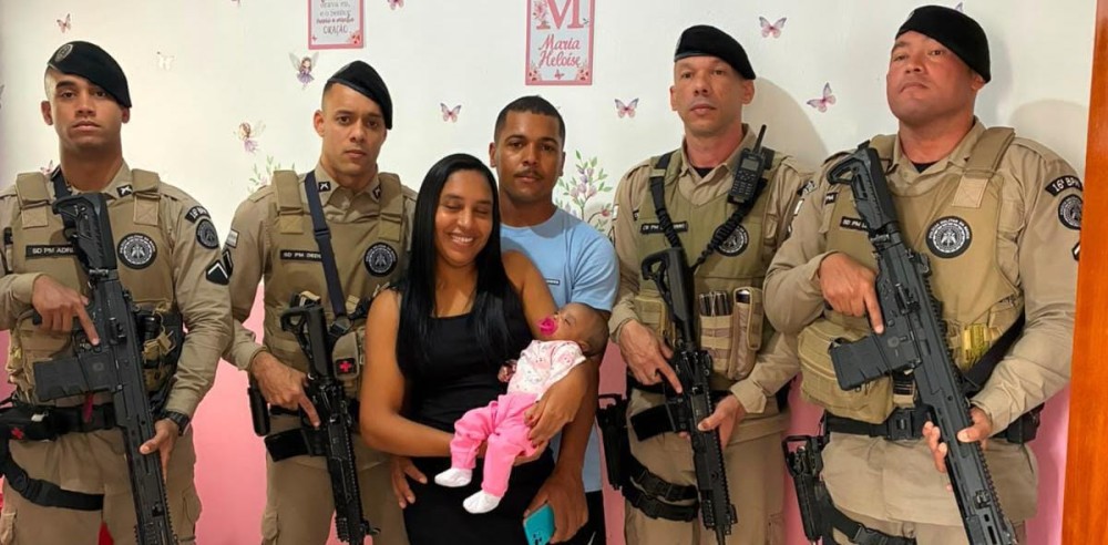 Em pleno Dia dos Pais, bebê de 1 mês fica sem respirar e pai procura PMs, que salvam criança em Serrinha