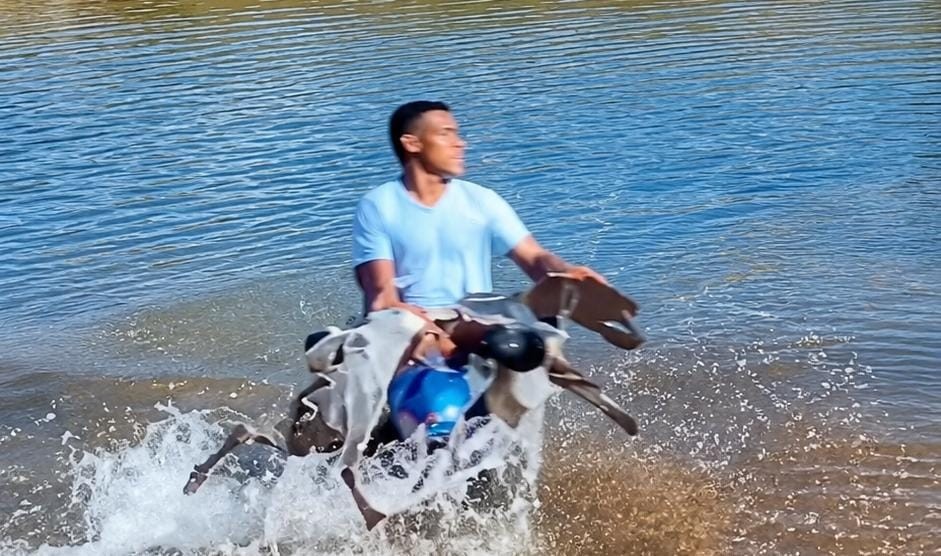 VÍDEO: Homem arremessa cachorro em açude e o próprio suspeito publica vídeo nas redes sociais em Conceição do Coité