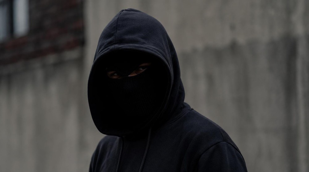 Homens armados e encapuzados invadem sítio e se passam por policiais em Lamarão
