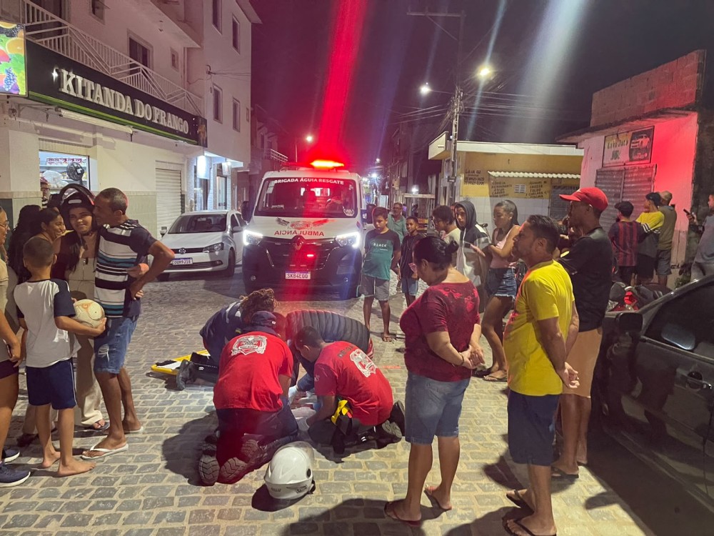 Colisão entre carro e moto deixa adolescente ferido no bairro Açudinho, em Conceição do Coité