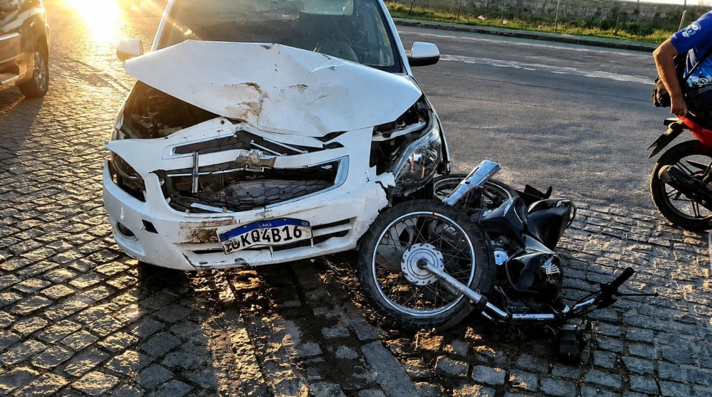 Homem sofre fratura na perna após acidente entre carro e moto em avenida de Conceição do Coité