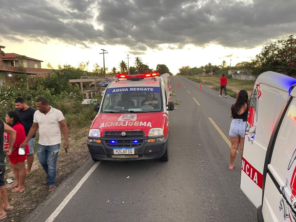 Coité: dois homens ficam feridos em acidente entre carro e moto no distrito de Bandiaçu; um deles teve fratura exposta