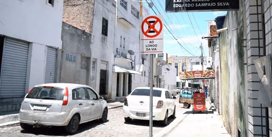 Nova sinalização proíbe estacionamento na rua Rui Barbosa, fundo do bar Adonias Point em Conceição do Coité. Entenda!