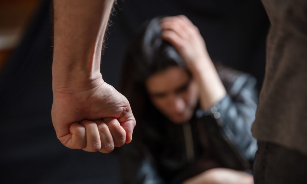 Homem é suspeito de tentar agredir companheira após chegar embriagado; filho reage e o atinge com soco em Conceição do Coité