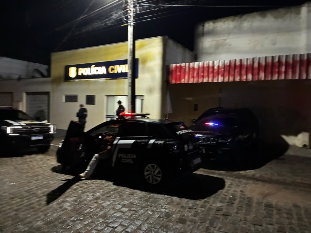 Pai e filho são presos suspeitos de desferir vários golpes de facão na cabeça de homem em Queimadas