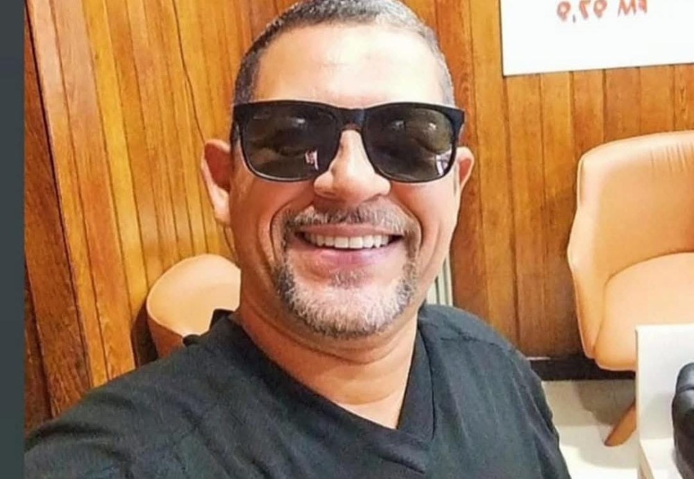Serrinha: radialista Max Vidal passa mal no estúdio da Morena FM e é transferido para Feira de Santana