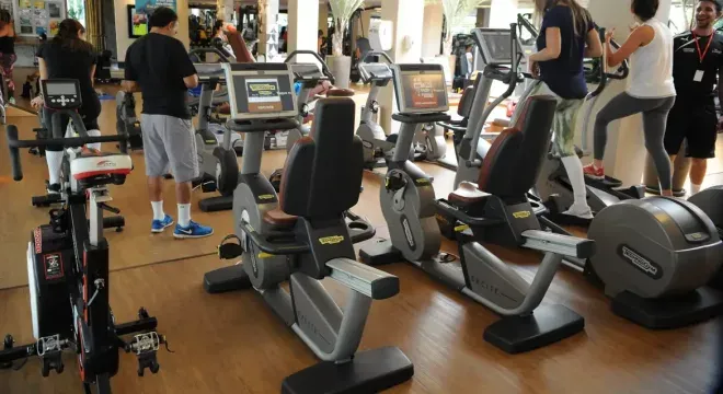 Quem tem prioridade? Alunos questionam uso de aparelhos por personal trainers