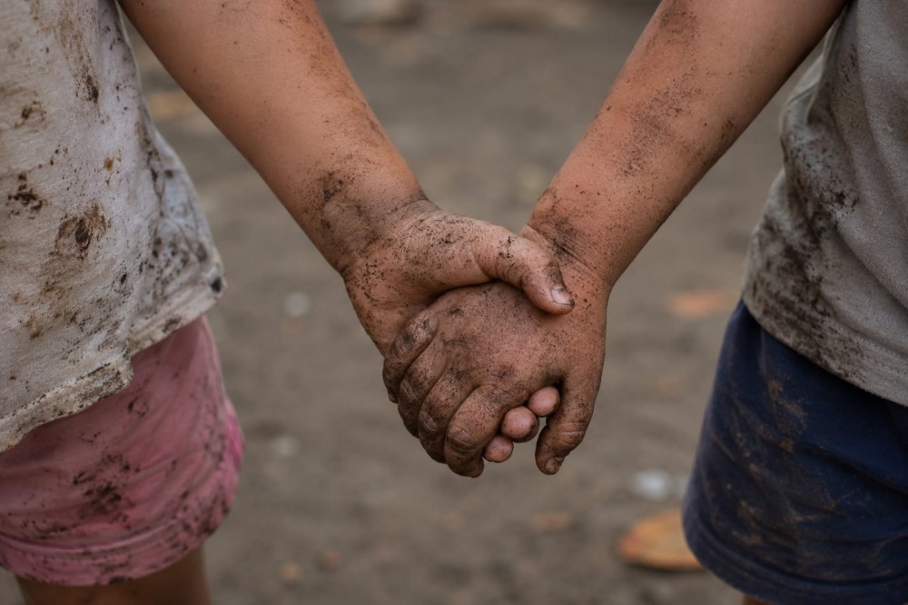 Serrinha: Será que não serviu de lição? PM resgata crianças de 4 e 5 anos deixadas sozinhas e sujas em casa