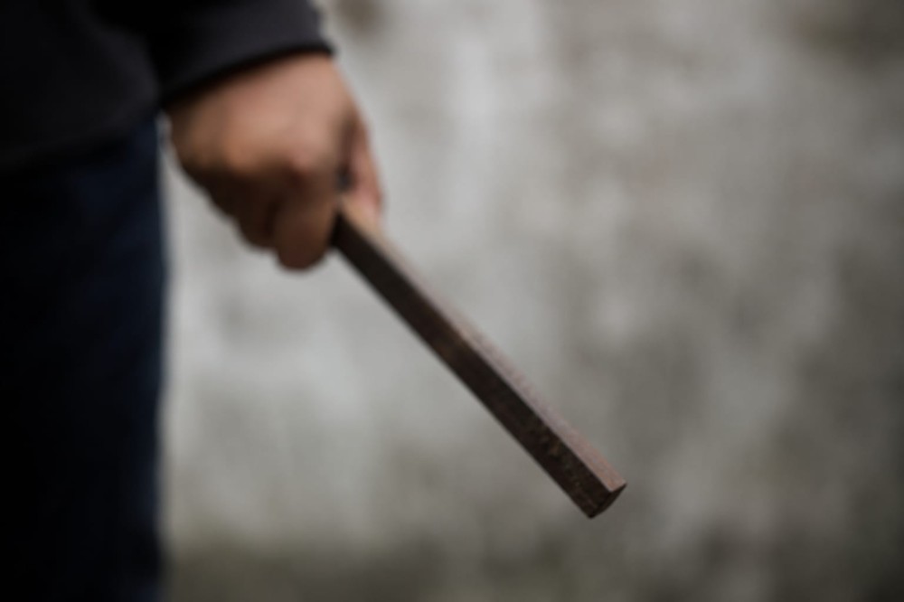Adolescente é levado à delegacia após supostamente ameaçar vizinha de 45 anos com barra de metal em Candeal