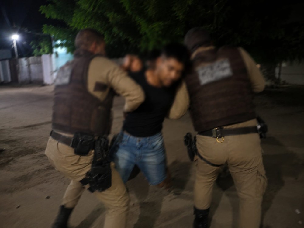 Homem é preso após desferir socos e chutes, xingar policiais e ameaçar sargento em Lamarão