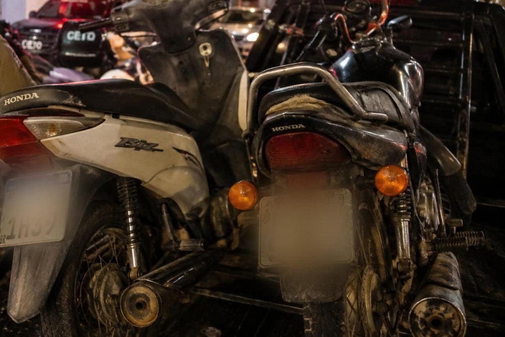 Sem CNH, sem placa e em condição de sucata: PM apreende duas motos em Serrinha