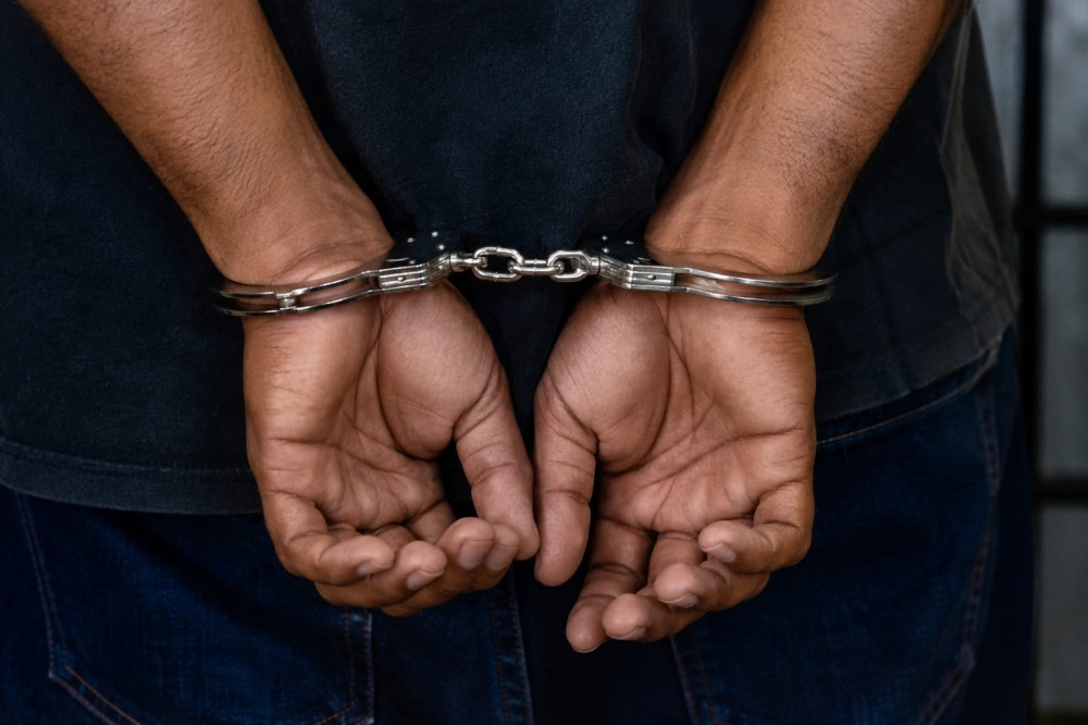 Suspeito é conduzido à delegacia após PM apreender cocaína em Serrinha