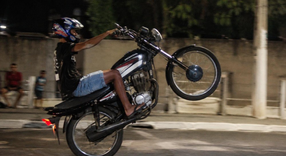 PM flagra jovem fazendo arrancadas bruscas e tentando empinar moto em uma roda no centro de Conceição do Coité; veículo é apreendido