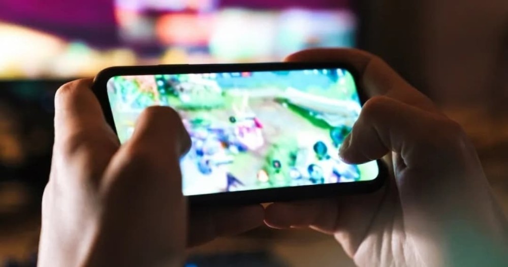 Criança de 11 anos esfaqueia pai após ser proibida de jogar no celular na Bahia