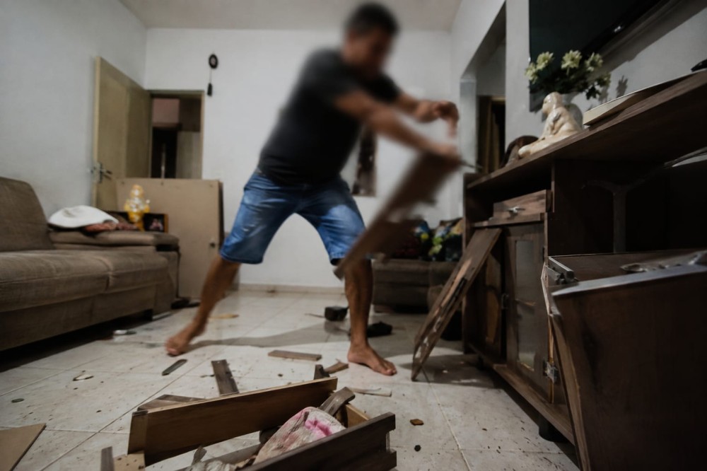 Descontente com relacionamento da filha de 19 anos, homem invade casa da mãe e quebra móveis no bairro Barreiros em Conceição do Coité