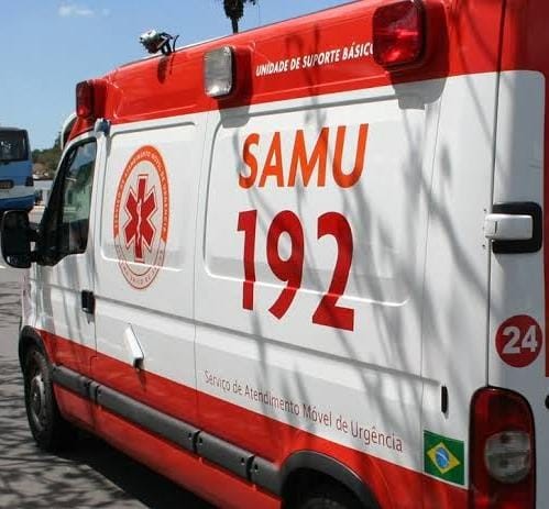 Motorista fica preso às ferragens após caminhonete bater na traseira de caminhão na BR-116 em Teofilândia