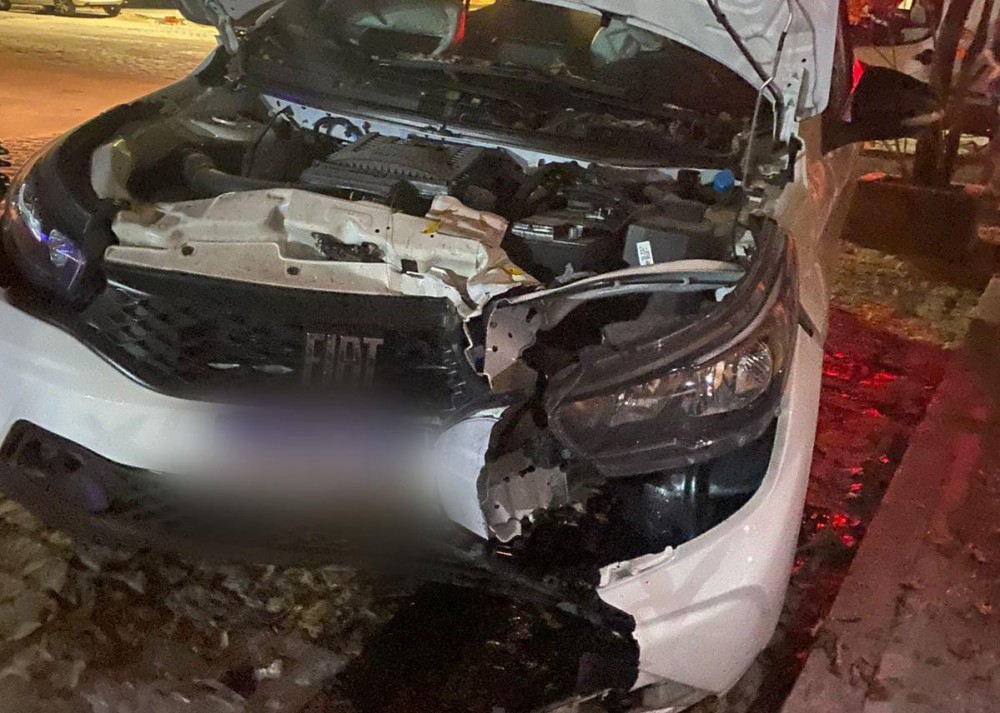 Carro bate em árvore e deixa condutora assustada no centro de Conceição do Coité