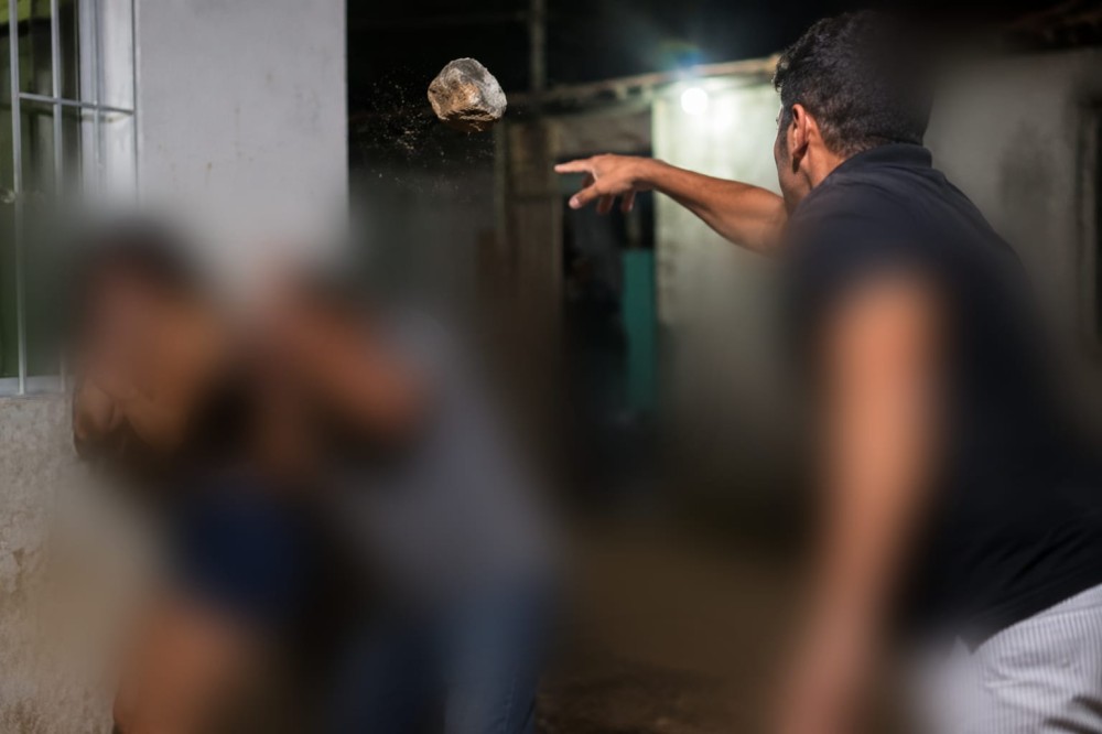 Jovem é preso após agredir companheira e atingir tio dela com pedrada em Serrinha
