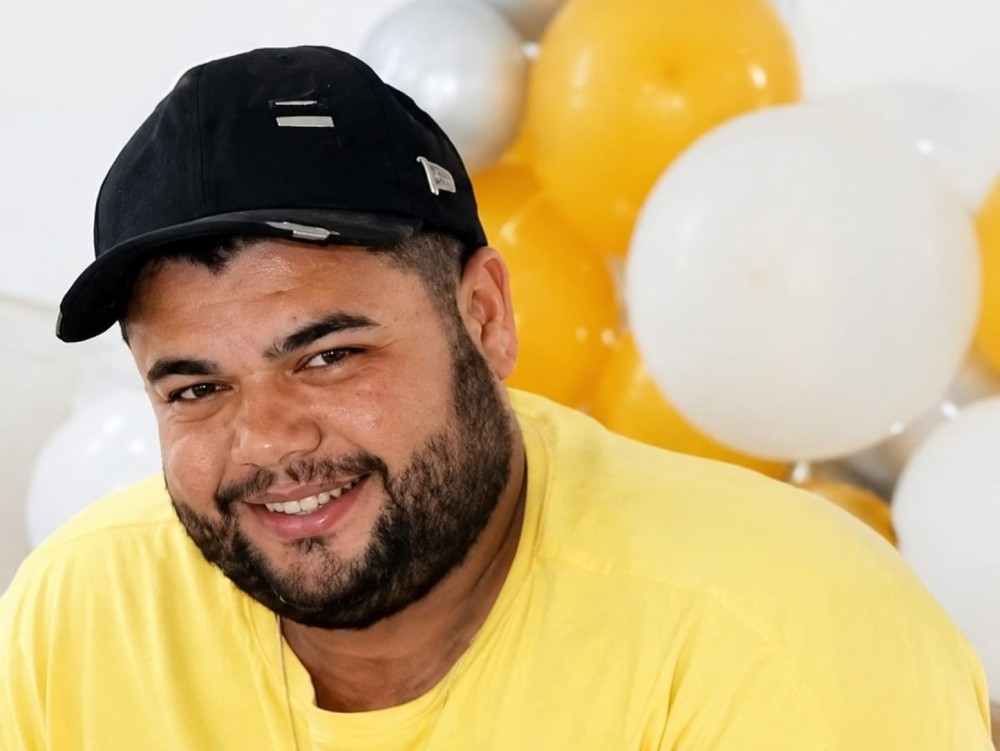 Pintor morre após carro sair da pista e bater em árvore na BA-120 em Coité
