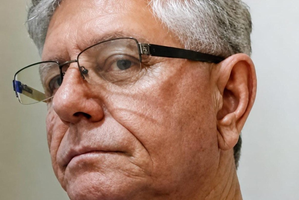 Coité: Com medo de novas agressões, professor aposentado usa lanterna para simular arma e afastar ex-aluno que o agrediu; ele afirma ter pedido ajuda à PM, mas não teve retorno