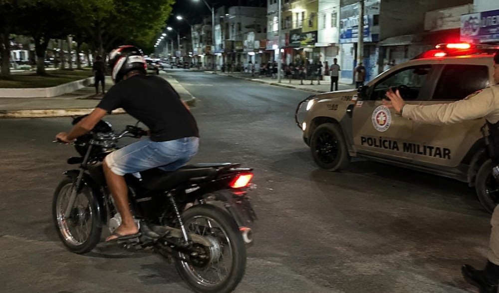 Jovem tenta fugir ao avistar policiais e tem motocicleta apreendida por irregularidades em Retirolândia