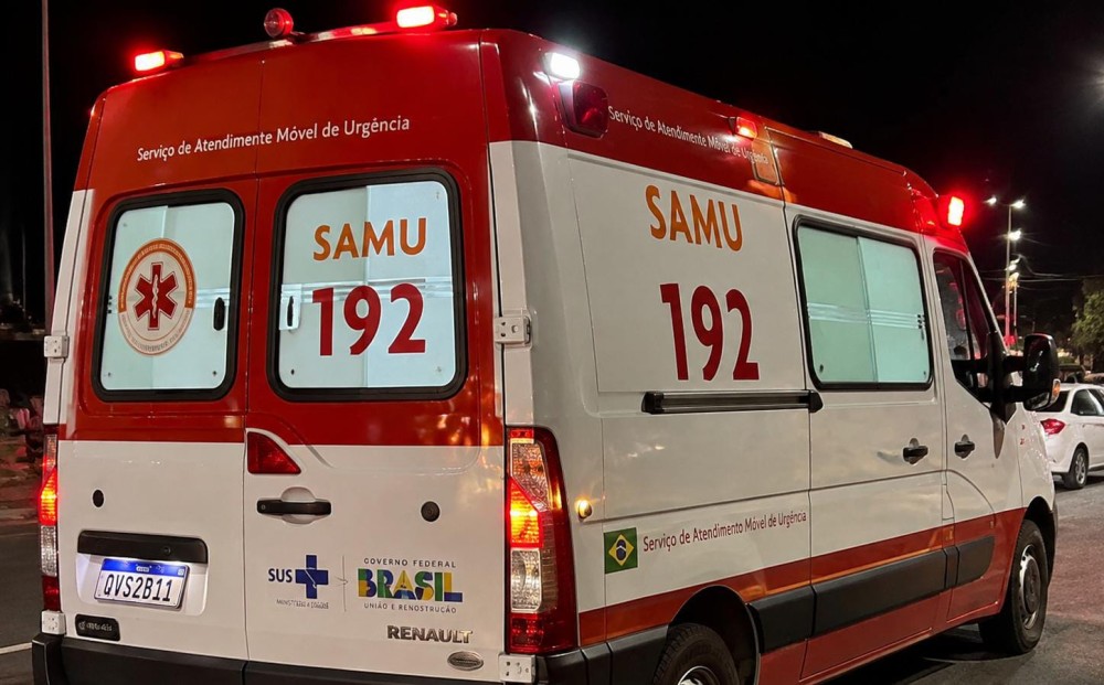 Carro bate contra árvore às margens da BR-116 em Araci; passageiro fica ferido