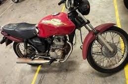 Terceira moto sucata apreendida no Centro de Coité; alta velocidade e barulho excessivo chamou atenção dos PMs; condutor sem habilitação