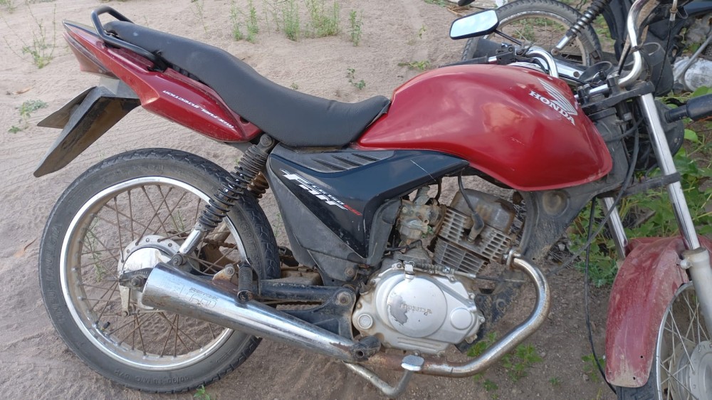 Barulho excessivo leva PM a abordar motociclista e descobrir chassi suprimido em Retirolândia