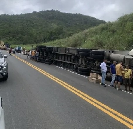Motorista morre após pular de carreta durante acidente na BR 101. Ele era morador de Tucano