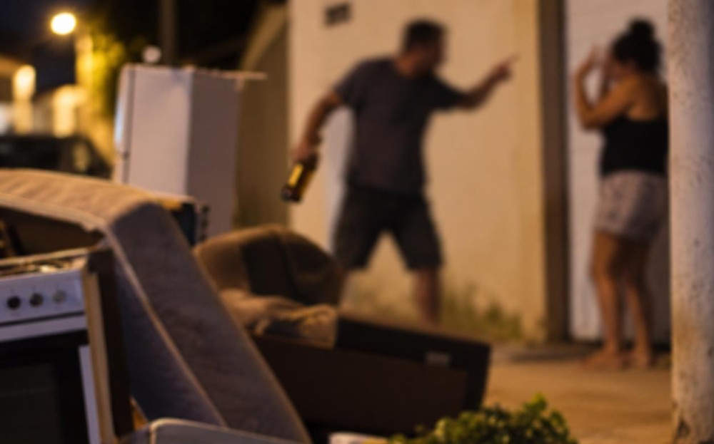 Homem em estado de embriaguez é detido após ameaçar companheira e jogar móveis de casa na rua, no bairro Jaqueira em Conceição do Coité
