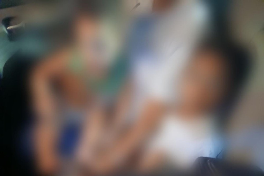 Justiça solta mãe presa em flagrante embriagada após abandonar crianças de 1 e 2 anos, encontradas sujas de fezes e urina e com fome em Conceição do Coité
