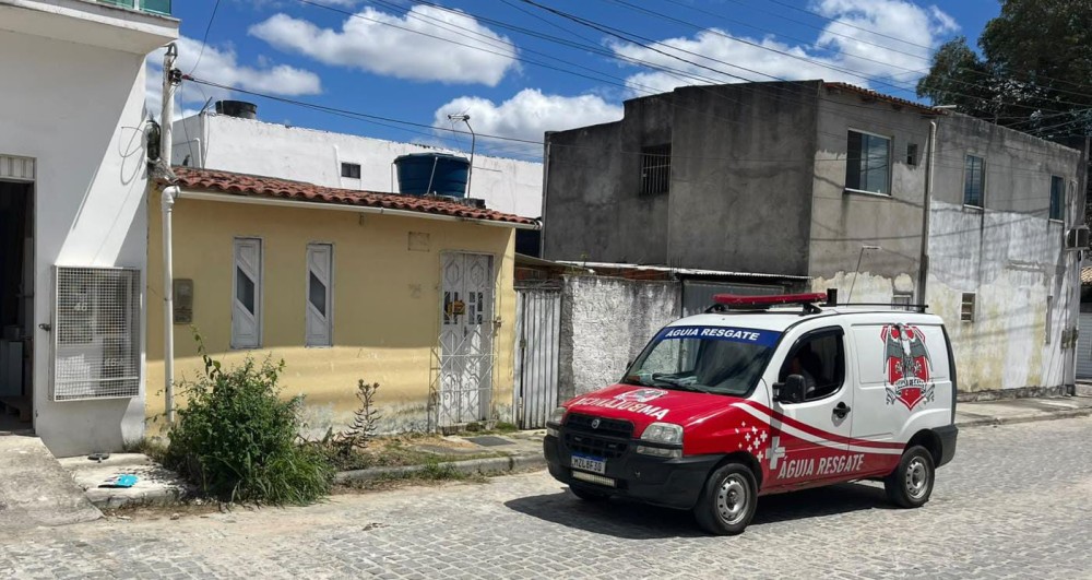 Idosa é encontrada debilitada e desorientada dentro de casa após dias sem ser vista em Conceição do Coité; porta precisou ser arrombada para socorrê-la