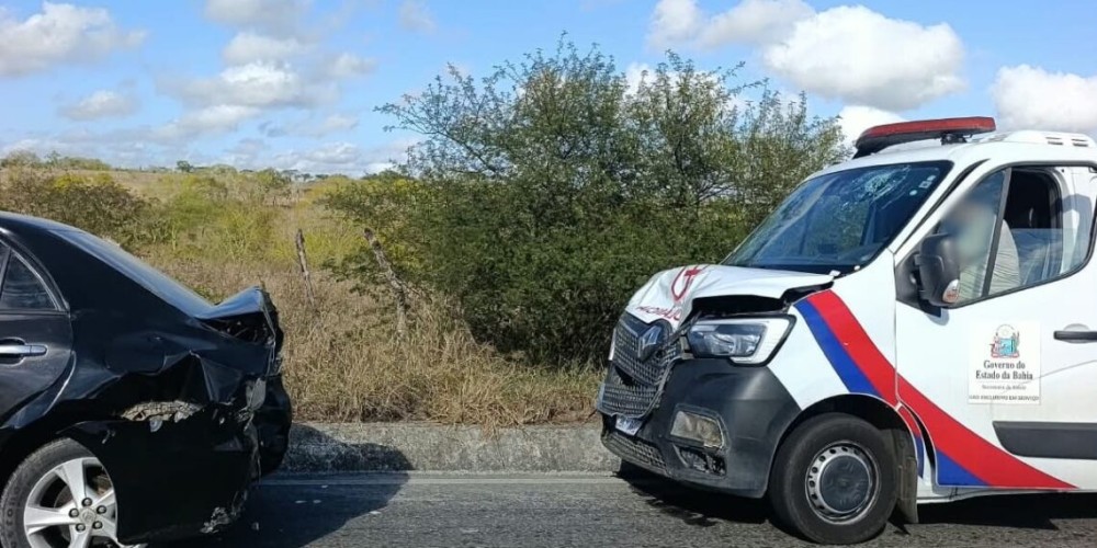 Ambulância de Cansanção colide na traseira de Corolla na BA-409