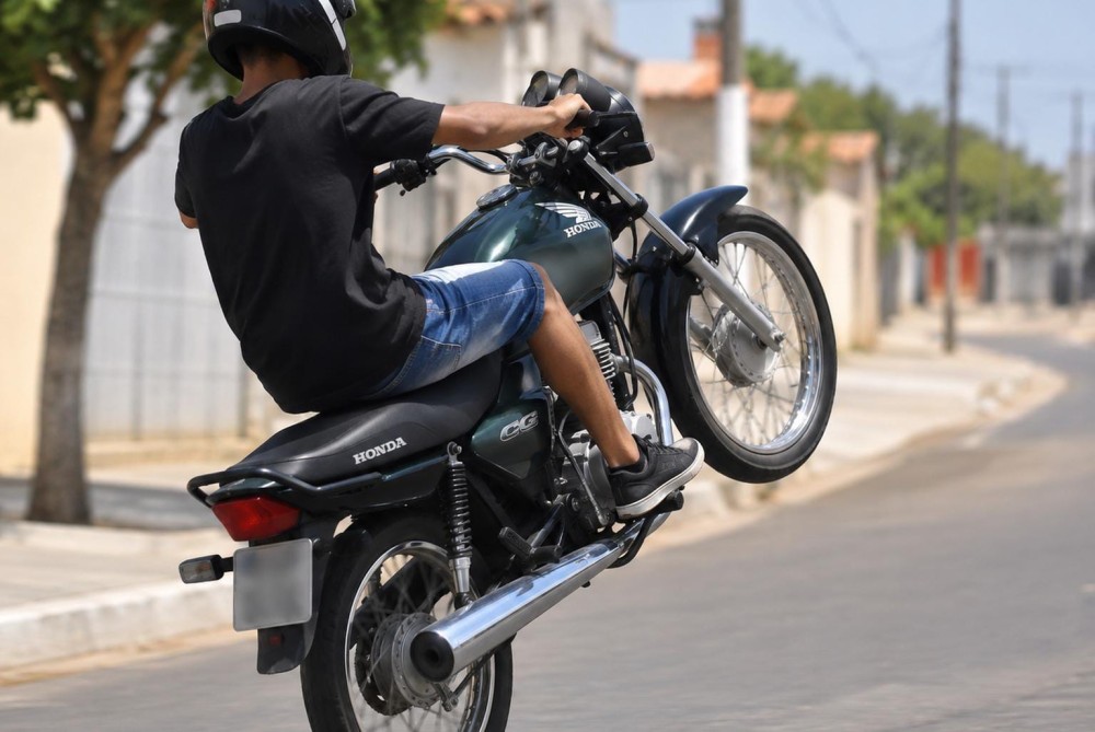 Deu ruim! Jovem sem habilitação é flagrado pela PM empinando motocicleta e tem veículo apreendido no bairro Terra Nova em Conceição do Coité