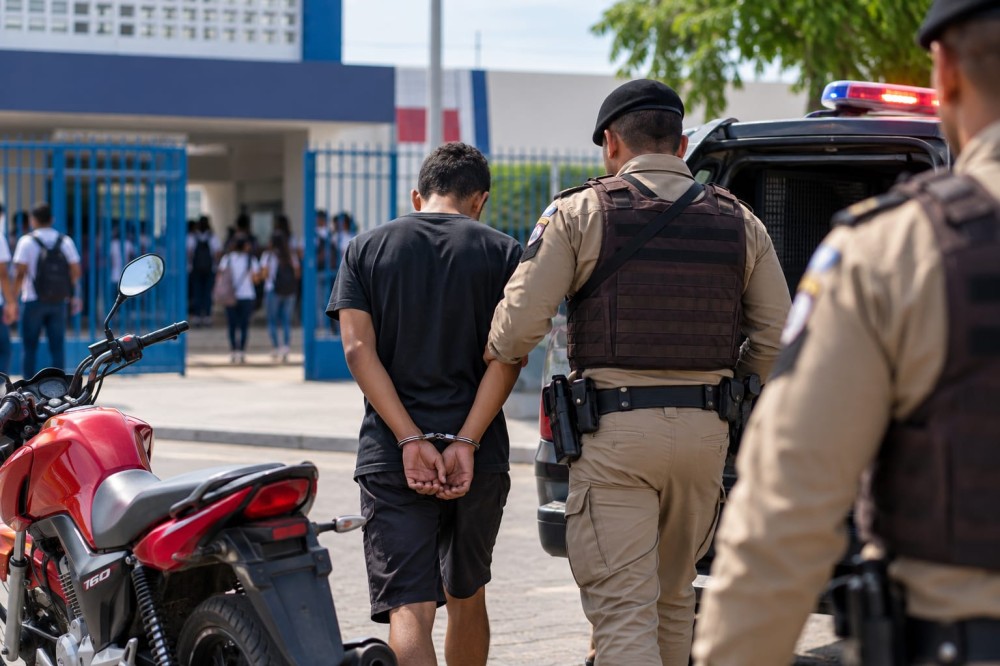 Vixe! Adolescente supostamente xinga policiais, é localizado na saída da escola e conduzido à delegacia em Santaluz; moto também é apreendida