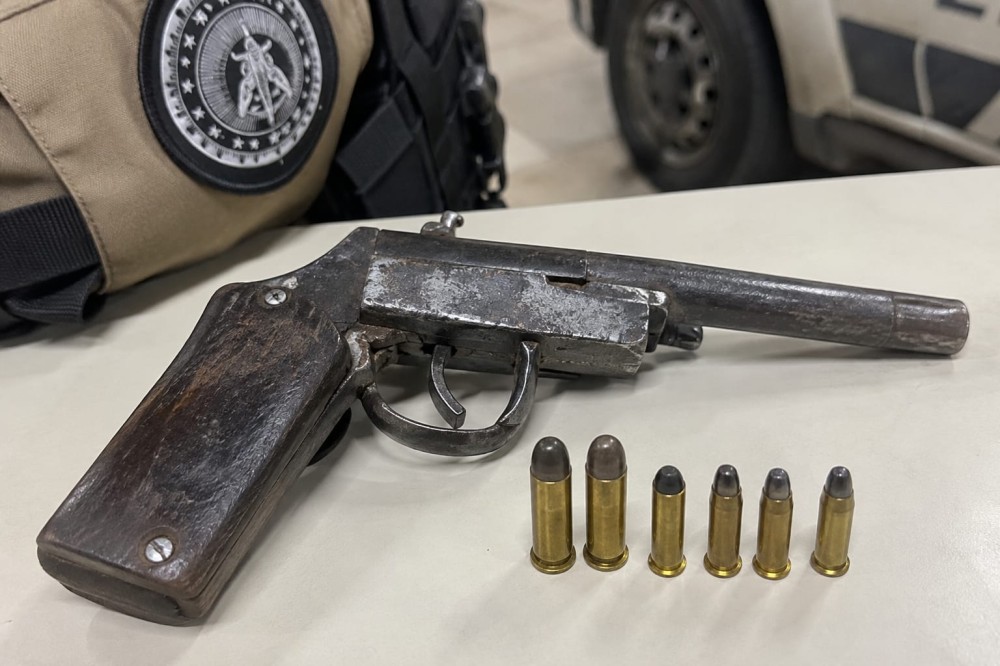 PM apreende arma artesanal e munições com idoso suspeito de ameaçar moradores em Araci