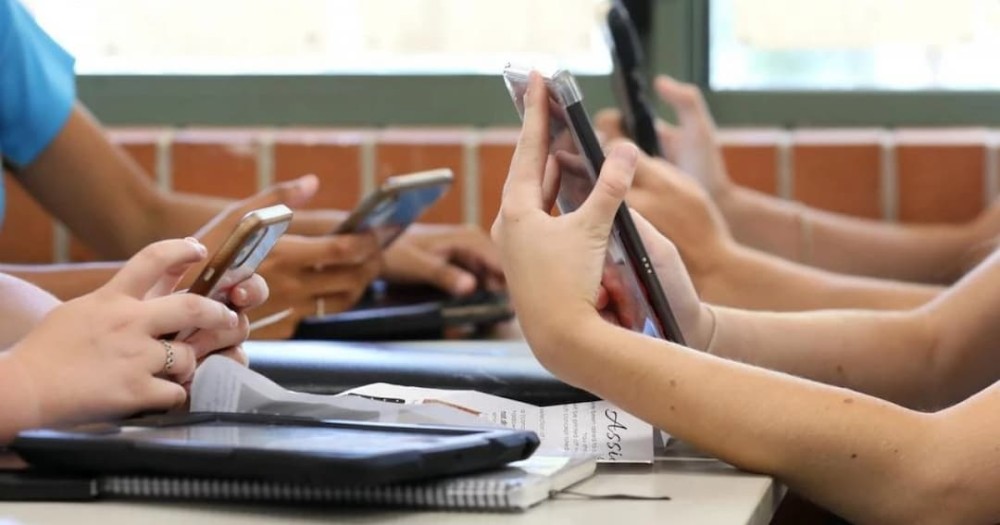 Câmara dos Deputados aprova proibição de uso de celulares em escolas do país