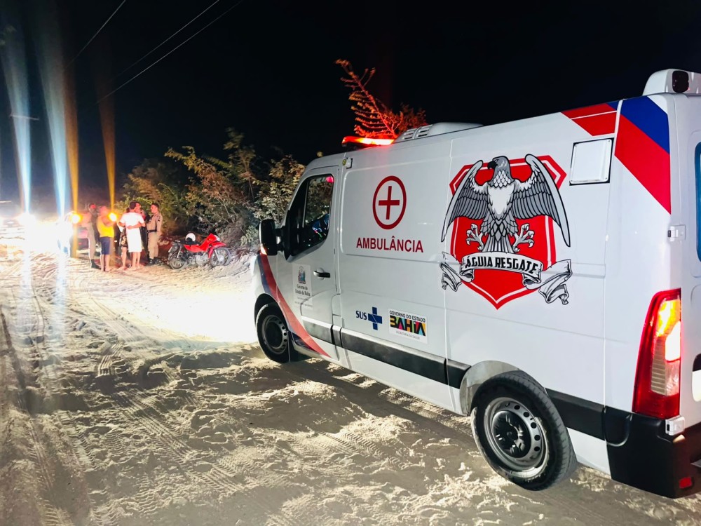 Motociclista passa direto em curva, bate em barranco e fica desacordado após acidente em Conceição do Coité