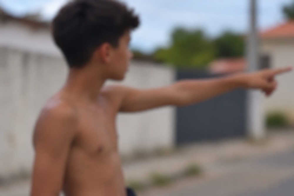 Aluno de 13 anos supostamente ameaça diretora e é encontrado sem roupas dentro de escola em Retirolândia