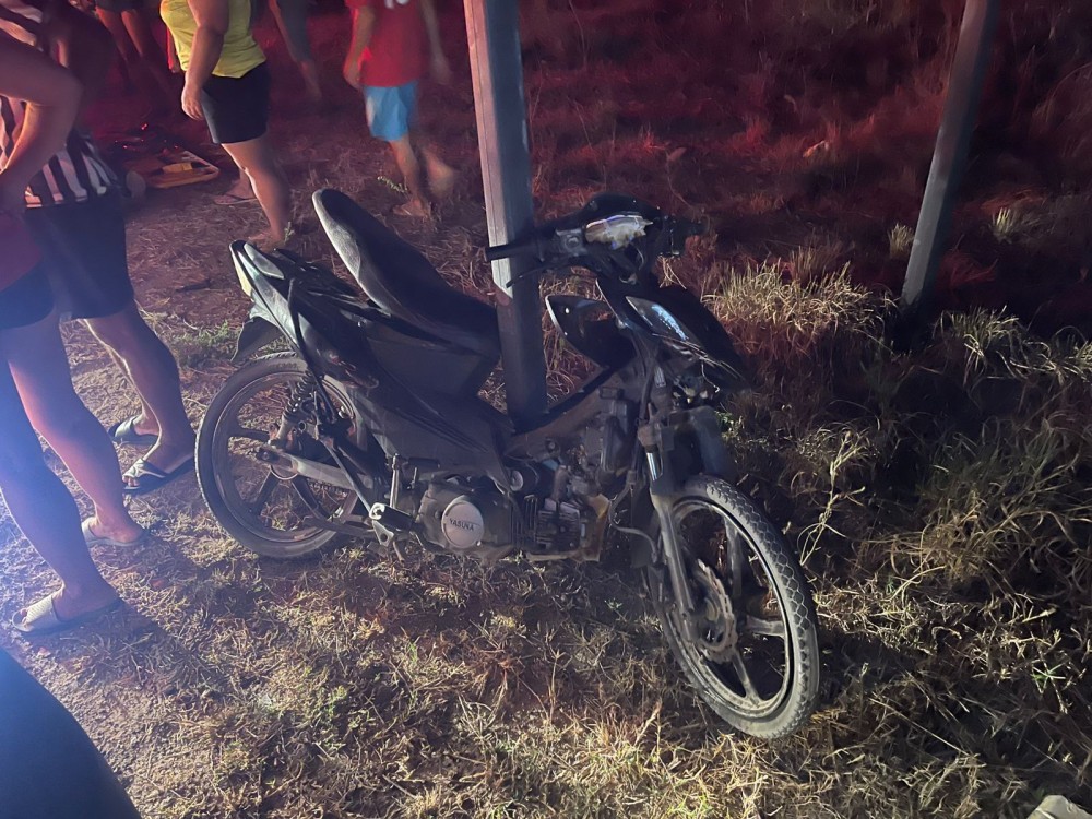 Homem com suspeita de embriaguez para moto no meio da BA-120 (Coité X Riachão do Jacuípe) e é atingido por outro veículo