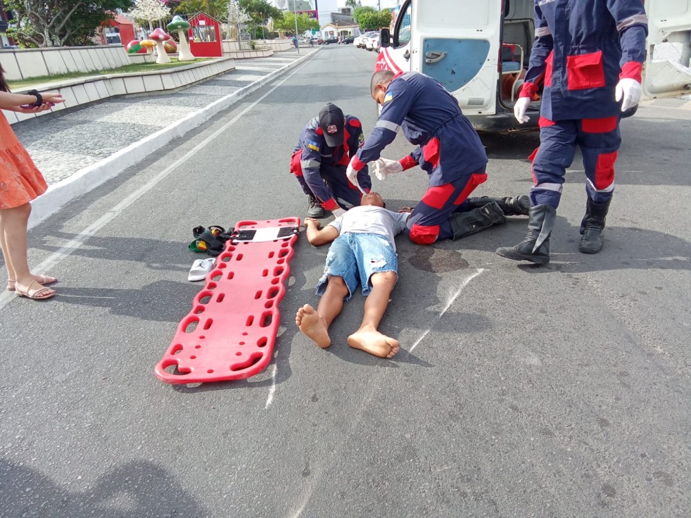 Motociclista fica ferido após outra moto bater na traseira do veículo na praça da Fonte Luminosa em Conceição do Coité