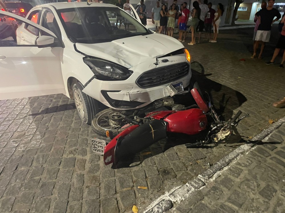 Jovem fica ferido após batida entre carro e moto na rua Bailon Lopes Carneiro em Conceição do Coité