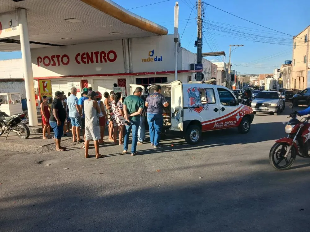 Colisão entre moto e carro deixa três pessoas feridas no centro de Conceição do Coité; criança de 2 anos será transferida