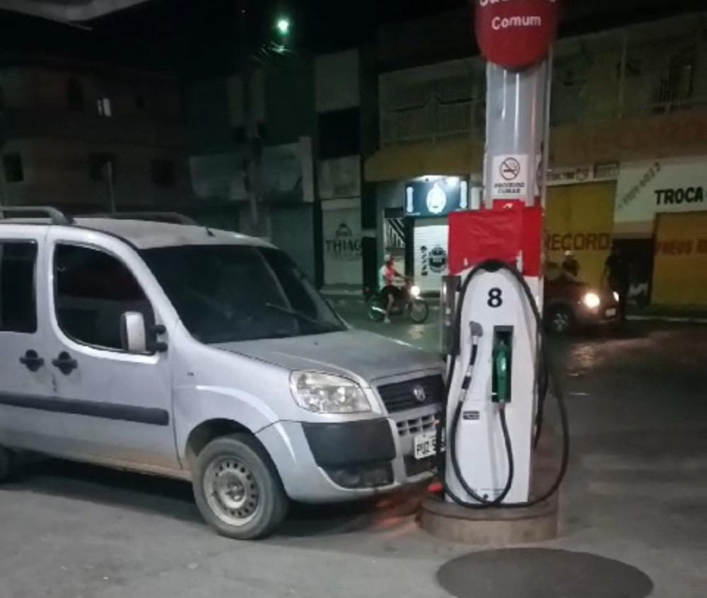 Carro desgovernado sem motorista atinge bomba de combustível e causa princípio de incêndio em Conceição do Coité
