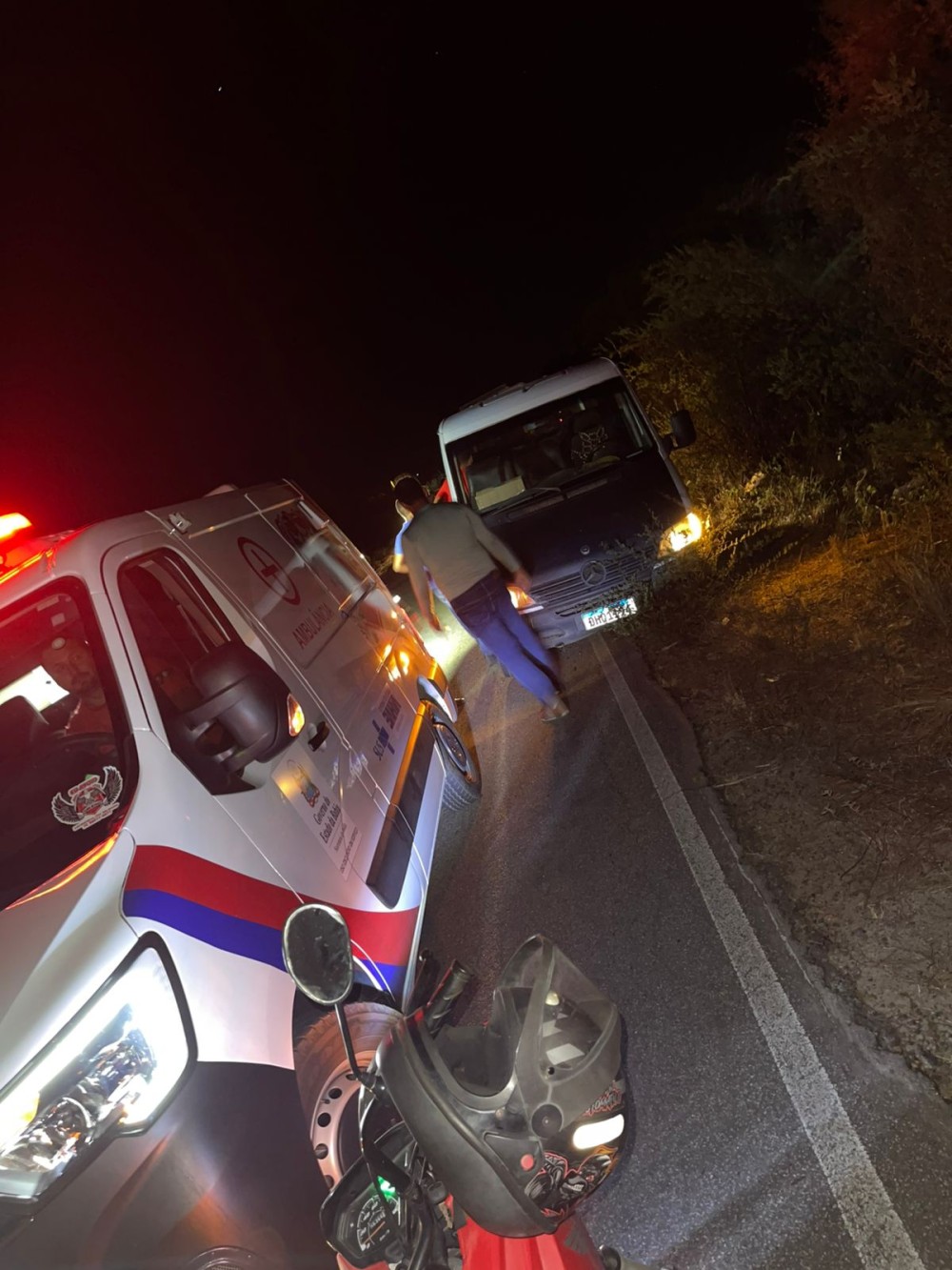 Mulher supostamente alcoolizada invade contramão e atinge Van com 15 passageiros na BA-409 (Bandiaçu X Coité)