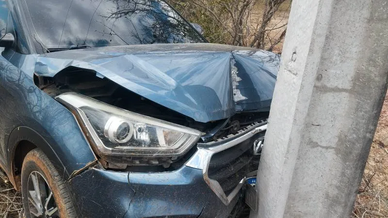 Carro bate em poste na BA-408, em Araci; PM encontra dichavador no interior do veículo