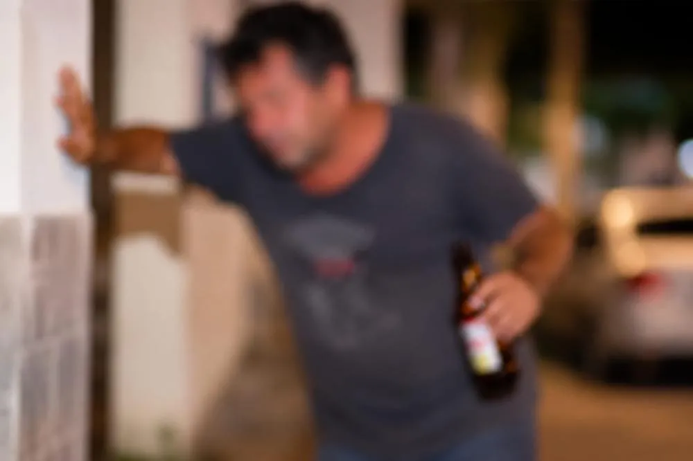 Filho chega embriagado, tenta agredir a mãe e familiares e causa danos em casa em Serrinha